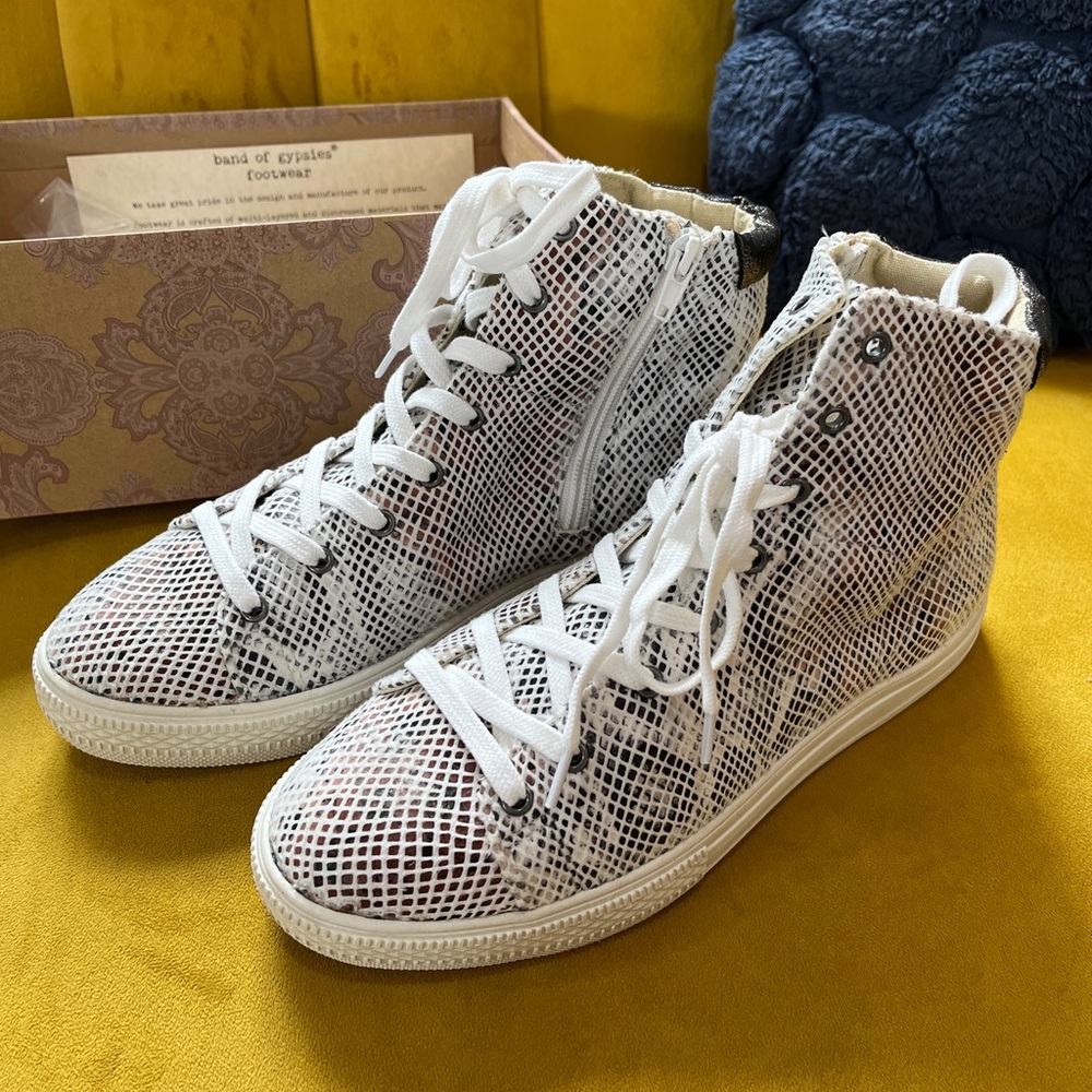 BRAND NEW BAND OF GYPSIES SNAKE PRINT SNEAKERS